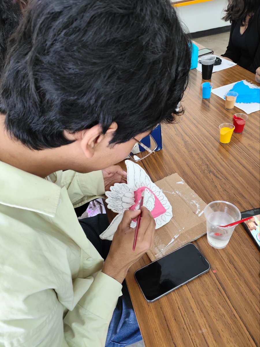 ¡Misión cumplida! Hoy terminamos nuestro taller “Milagritos Mexicanos en cartonería” en la Preparatoria  2 de octubre de 1968. Si tomaste el taller cuéntanos ¿qué fue lo que más te gustó? #CulturaBUAP