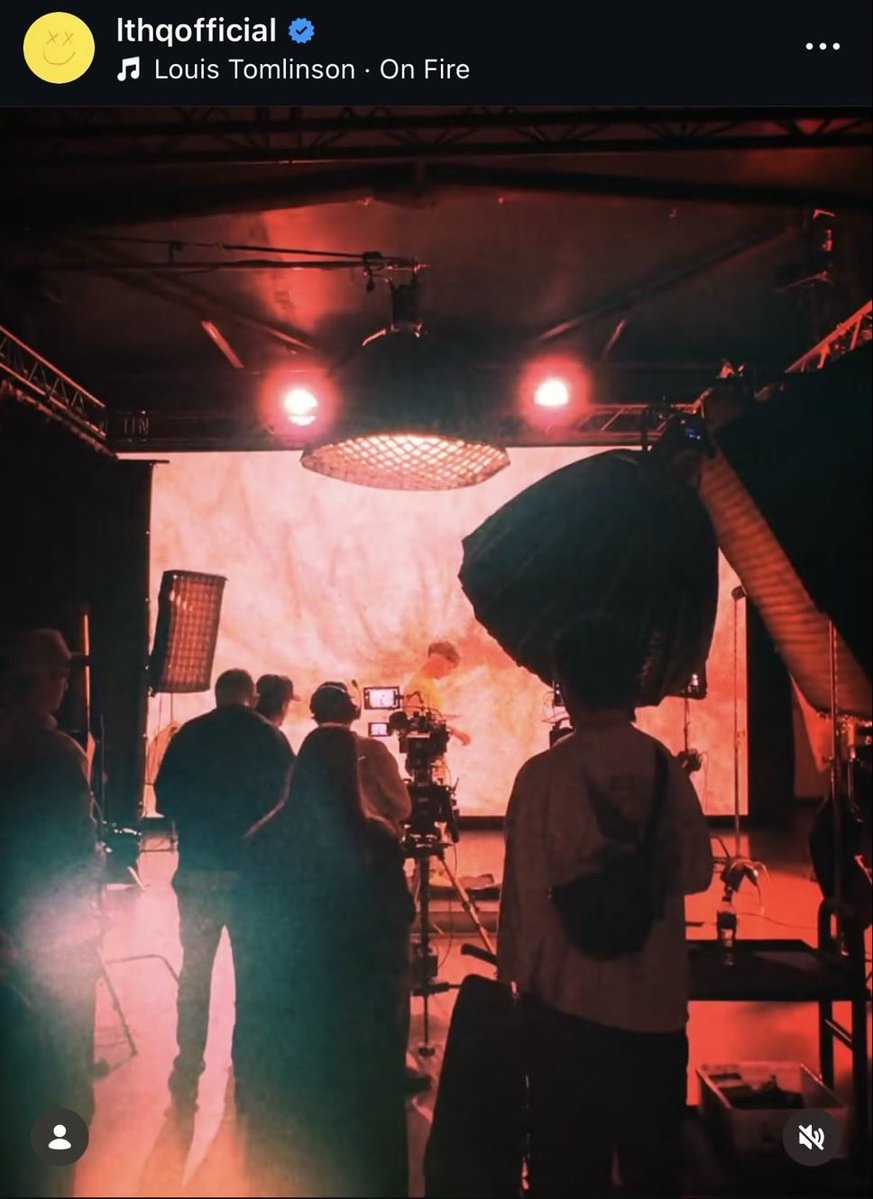 STOP WAIT WTF GUYS THAT IS LITERALLY HARRY 😭😭😭