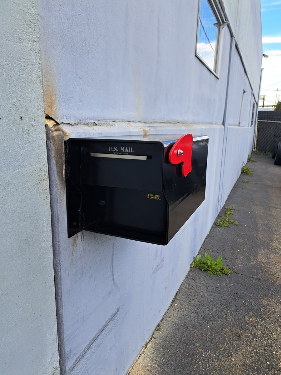 ReedBroSecurity's tweet photo. We installed a custom Fort Knox mailbox for one of our commercial clients in Oakland. Fort Knox mailboxes are very secure, heavy duty mailboxes.

#reedbrotherssecurity #bayare #oakland #SF #mailbox #fortknox #locksmith #breakin https://t.co/wol3pPA30P