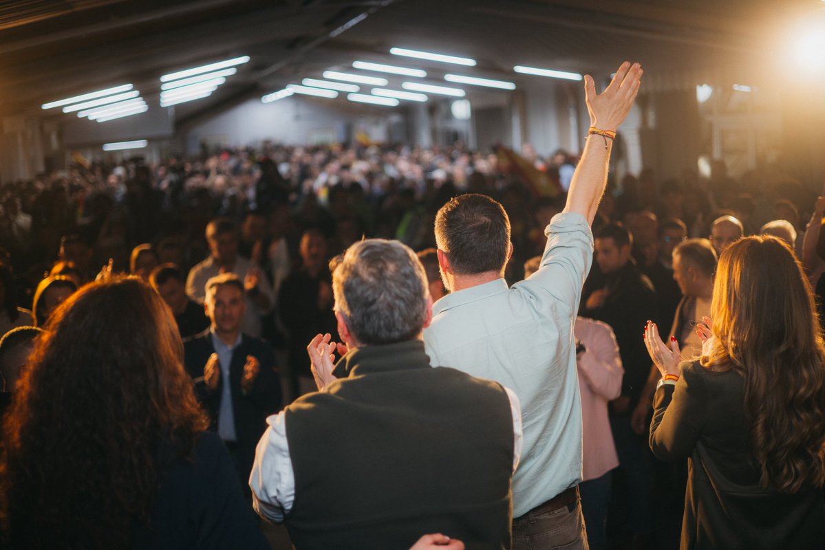 Asistencia masiva en Segovia al acto de VOX. No hay lugar donde nos falléis. ¡Gracias! #Segovia