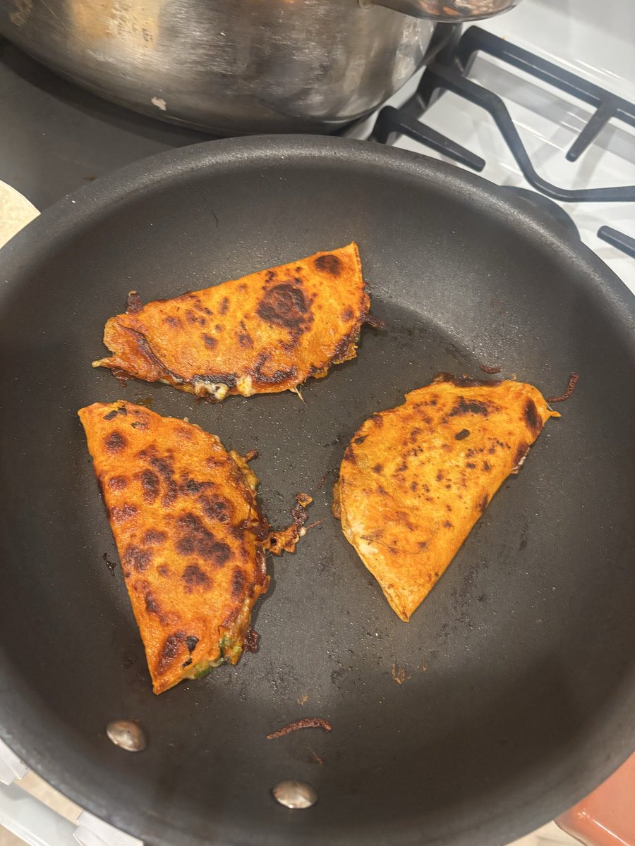 Sublimeredhead1's tweet photo. Cooked everything for the birria tacos and my girl somehow got a better crust on them 💔 https://t.co/vxredH5Yvp