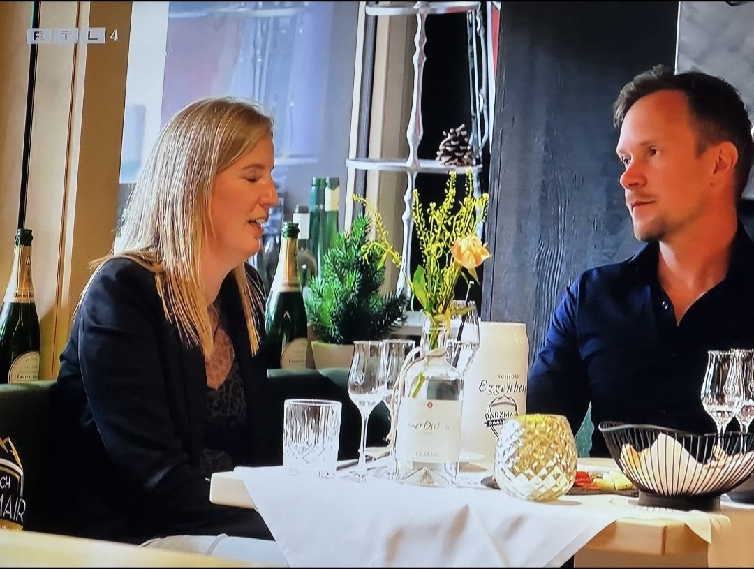 matthijszga's tweet image. Leek er eindelijk iets te bruisen, bleek het de Spa Rood op tafel te zijn #wintervolliefde #hanneke #dave