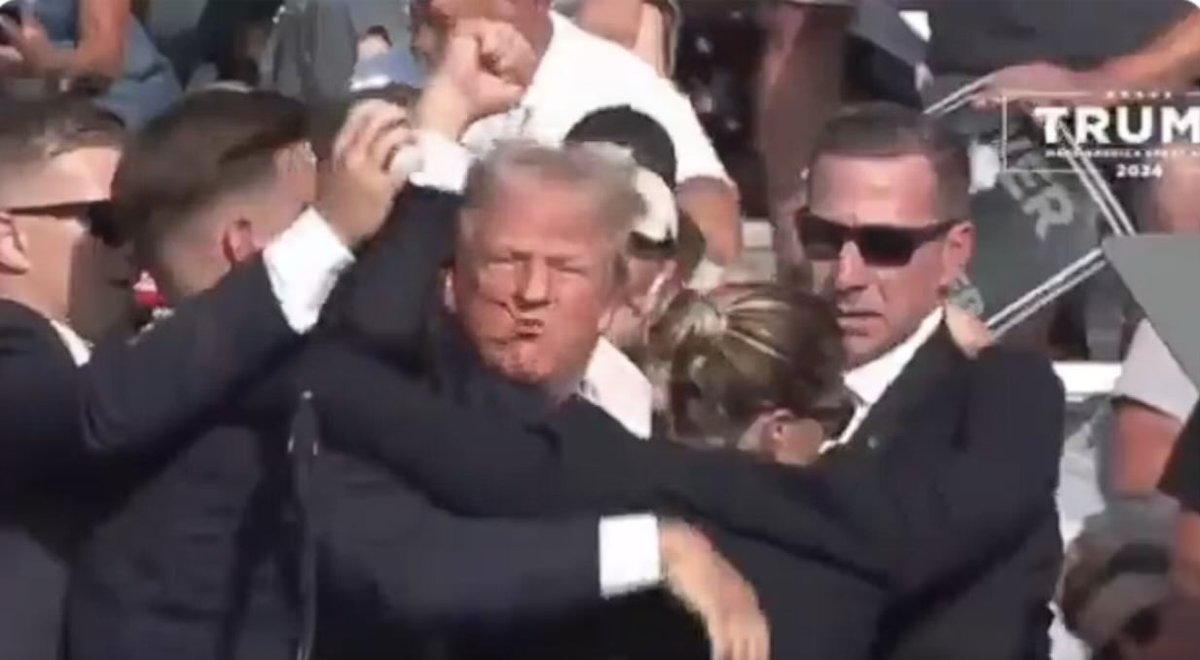 Microinteracti1's tweet image. 🇺🇸🚨 They want you to believe that a five time draft dodger with “bone spurs” suddenly rose in a hail of bullets, lowered the American flag for a dramatic photo op, and shouted “fight, fight” like some kind of action hero.
Fake as f !