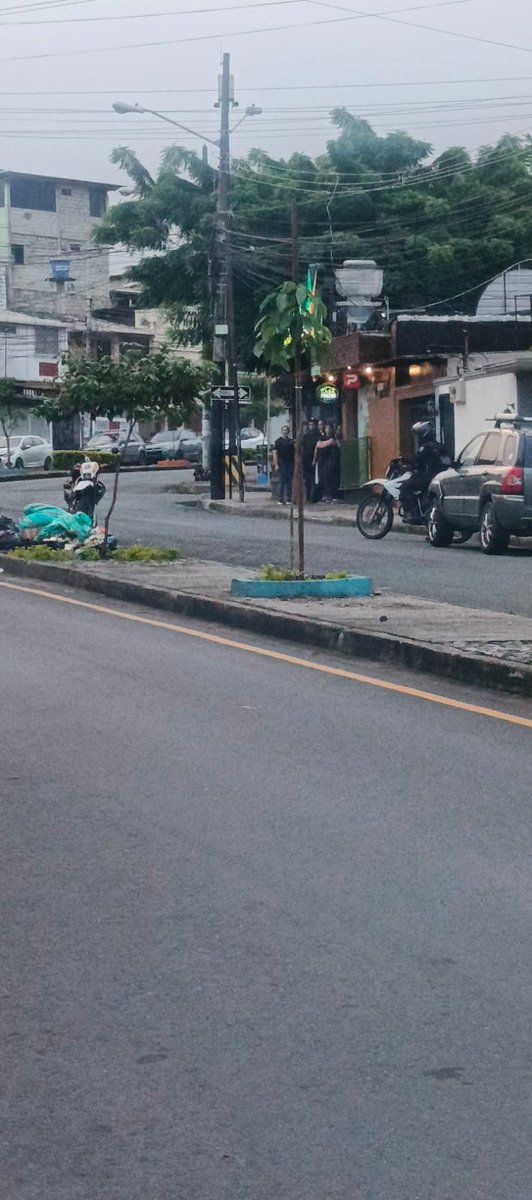 Cupsfire_gye's tweet photo. #Últimominuto 
Informan que han dejado un artefacto explosivo ( Granada ) en Sauces 9 a la altura, de donde era el local de la marranada 
Guayaquil https://t.co/6LLVVzV7db