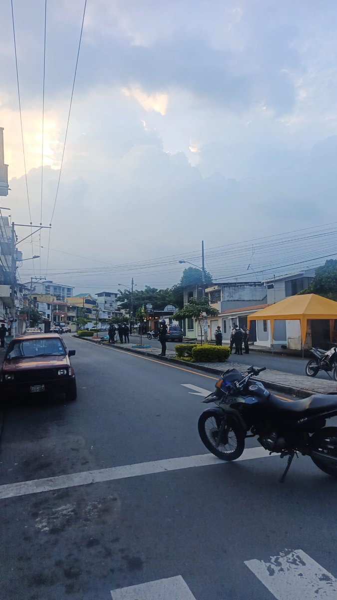 Cupsfire_gye's tweet photo. #Últimominuto 
Informan que han dejado un artefacto explosivo ( Granada ) en Sauces 9 a la altura, de donde era el local de la marranada 
Guayaquil https://t.co/6LLVVzV7db