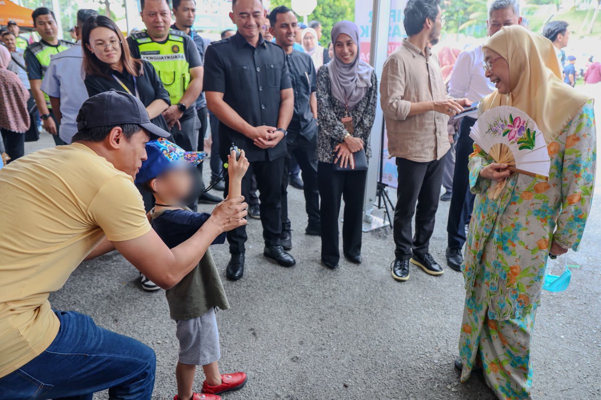 When a young photographer asked YB BTR to pose for his mini camera 📸✨