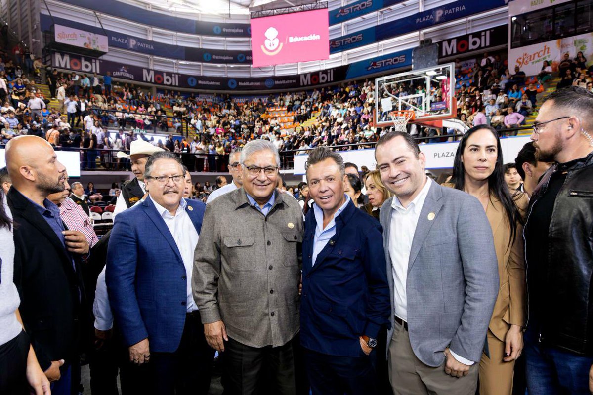 SnteNacional's tweet photo. #SNTE negocia con @SEP_mx un despegue salarial para docentes, con incrementos diferenciados que reconozcan su formación y responsabilidades. Ante las Secciones 16 y 47 de #Jalisco, el Srio. Gral., Mtro. Alfonso Cepeda, afirmó que la medida no afecta a PAAE https://t.co/RdZ7strXjy https://t.co/TZdB49w9S6