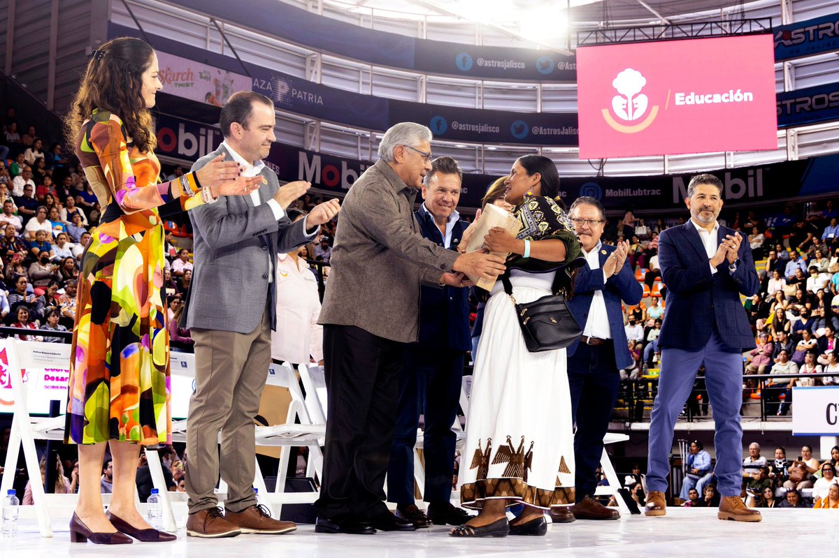 SNTE negocia con la (SEP) un despegue salarial justo para directivos y maestros, ya que, en algunos casos, las percepciones de los maestros son menores o iguales a las que recibe el PAAE,aun cuando sus responsabilidad y preparación son mayores señaló el Mtro Alfonso Cepeda Salas