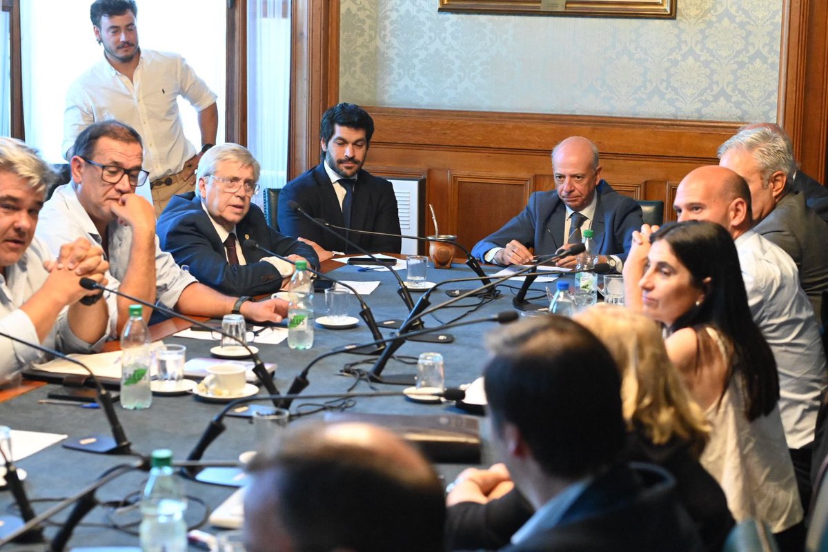 AlexandraInza's tweet image. La bancada de Coalición,  
logró que primara el sentido común. Existiendo tantas prioridades por atender, se conformará una sola comisión y no dos para tratar el mismo tema , con todos los partidos , y el plazo se redujo de 12 a 6 meses. Eso es darle valor al tiempo legislativo!