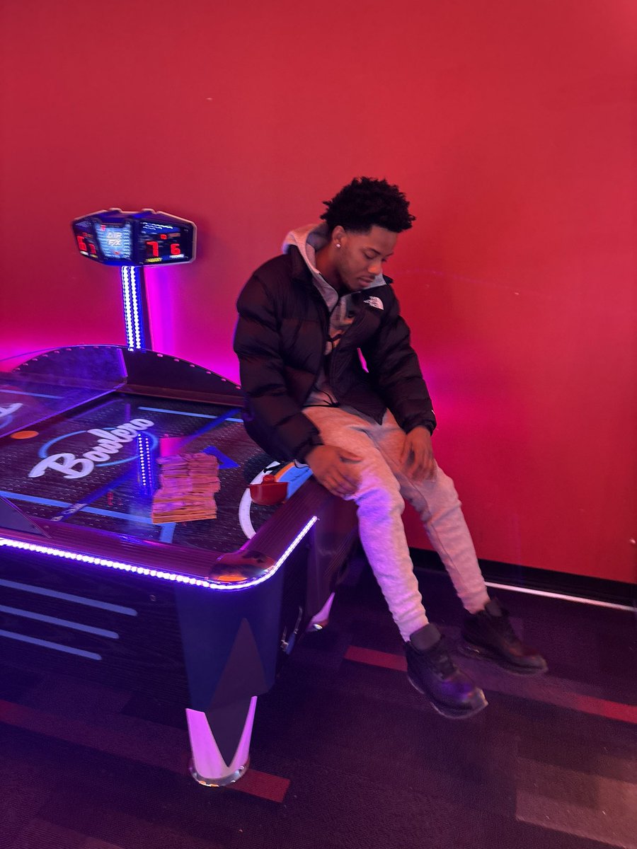 thatboyyza's tweet photo. #NotOnEarth https://t.co/PV3fCJUQr2
