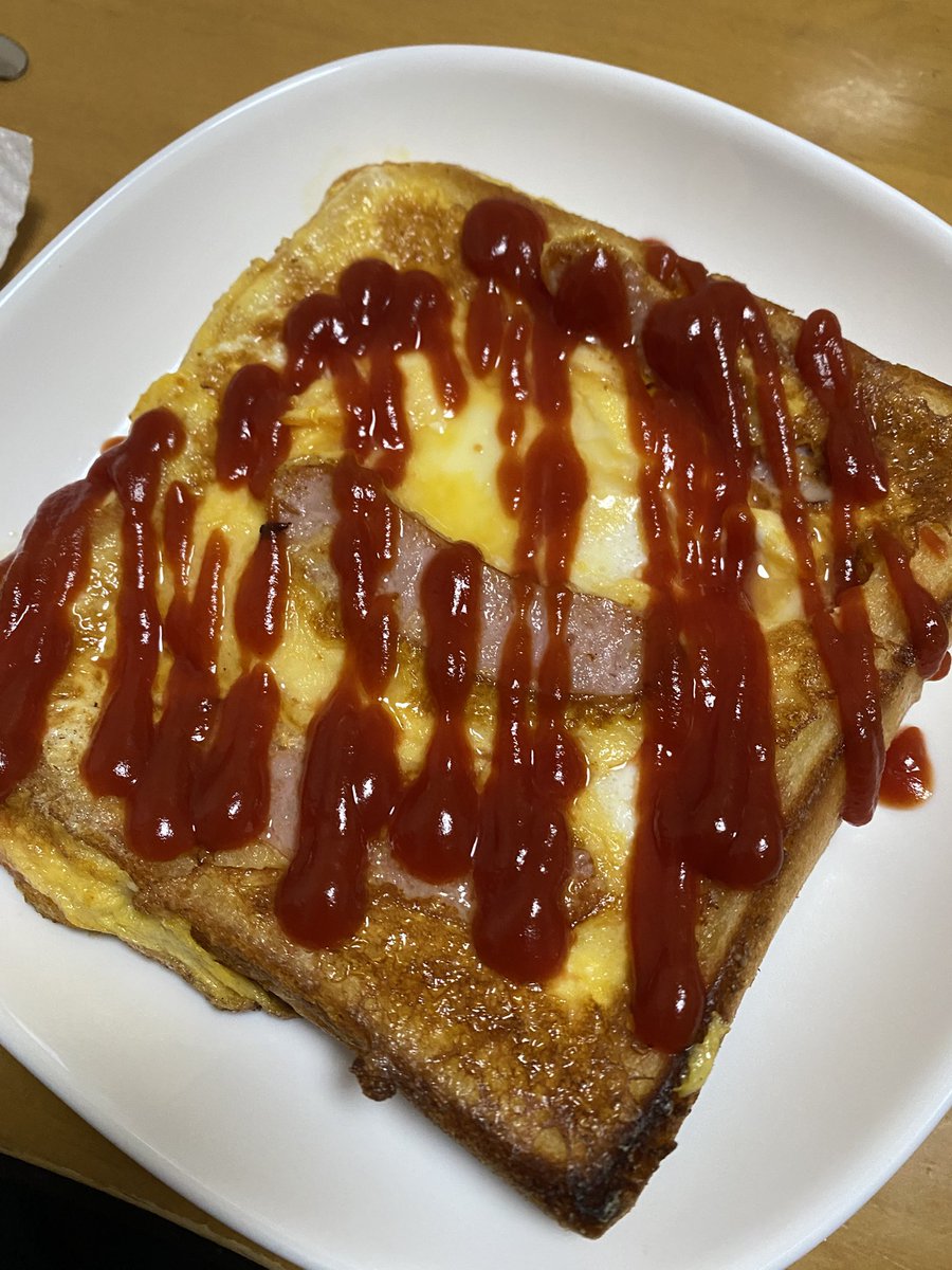 【ハムエッグトースト】食パン1枚で！フライパンで簡単に完成♪朝食にぴったり！ youtu.be/fKPHt73LCkM?si… <a href="/YouTube/">YouTube</a>より

真似して出来上がったのがこちらになります

見た目はアレじゃが美味かった！