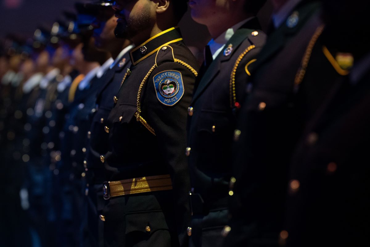OPPCommissioner's tweet photo. Today marks an important milestone for the dedicated recruits of Class 529. In the presence of Honorary Lieutenant-General and Senior Honorary OPP Commissioner Richard Rohmer at today’s graduation ceremony, I proudly welcomed 119 new provincial constables to the OPP, along with 11 officers who will be joining First Nation police services across the province.

Class 529 brings a wide range of professional and life experience from public safety and emergency response to education, community support and service in uniform. Among them are individuals whose athletic achievements at the provincial, national, and professional levels demonstrate the discipline and teamwork they now bring to their new roles. Having successfully completed their training, these new officers are ready to serve communities across Ontario with a deep commitment to public safety.
-
Ce jour marque un important jalon pour les recrues dévouées de la classe 529. En présence du lieutenant-général honoraire et commissaire honoraire principal de la Police provinciale Richard Rohmer à la cérémonie de remise de diplômes, j’ai accueilli avec fierté à la Police provinciale aujourd’hui 119 nouvelles agentes provinciales et agents provinciaux ainsi que 11 agentes et agents qui rejoindront les rangs des services de police des Premières Nations à travers la province.

La classe 529 nous vient avec une vaste expérience acquise tant au niveau professionnel que dans la vie et qui couvre des domaines tels la sécurité publique, l’intervention d’urgence, l’éducation, le soutien à la collectivité et le service en uniforme. Parmi les recrues se trouvent des individus dont les réalisations comme athlètes à l’échelle provinciale, nationale et professionnelle témoignent de la discipline et l’esprit d’équipe qui les accompagnent dans leurs nouveaux rôles. Ayant achevé avec succès leur formation, ces nouvelles agentes et nouveaux agents sont prêts à se mettre au service des collectivités d’un bout à l’autre de l’Ontario avec un engagement profond envers la sûreté publique.