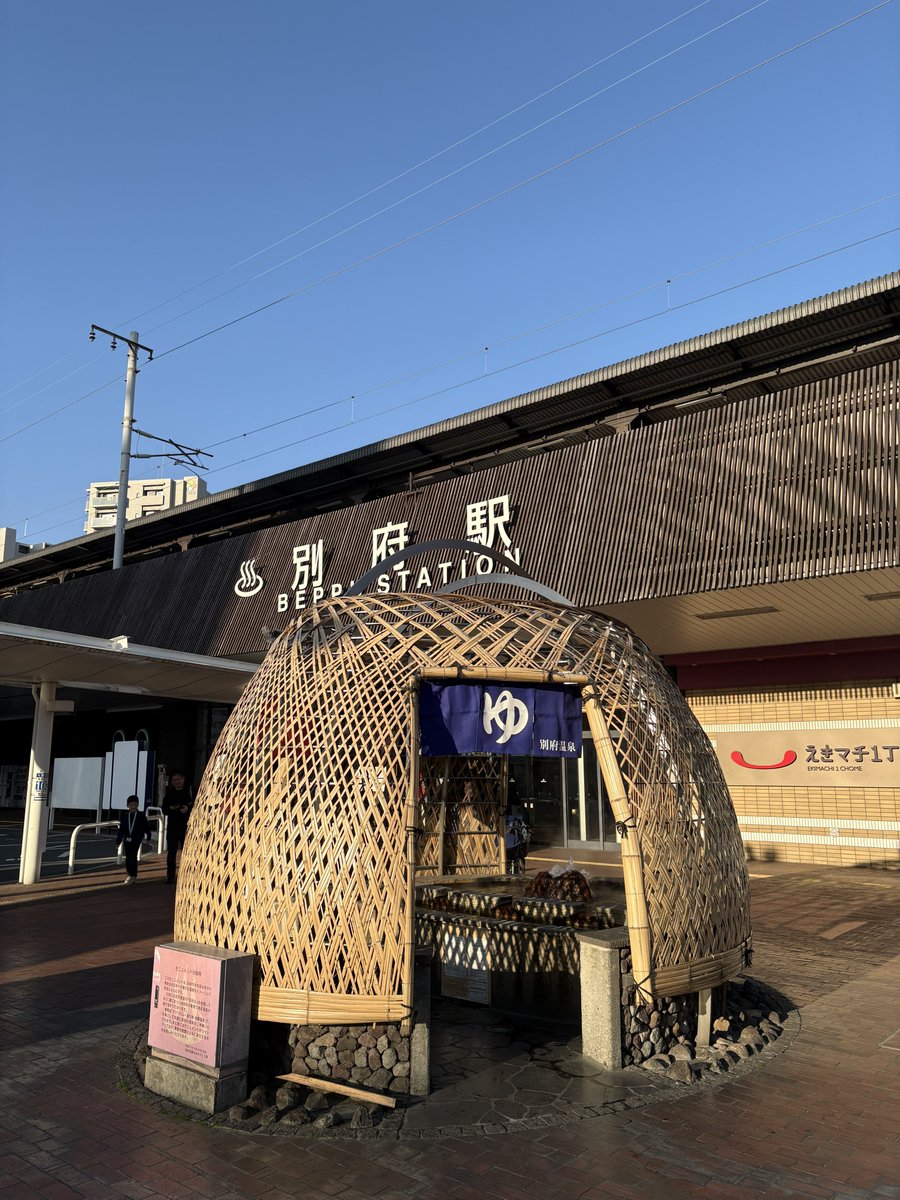 pro1200gs's tweet photo. 別府駅前にはピカピカおじさんがいる✨ https://t.co/HpL1zVJLQz