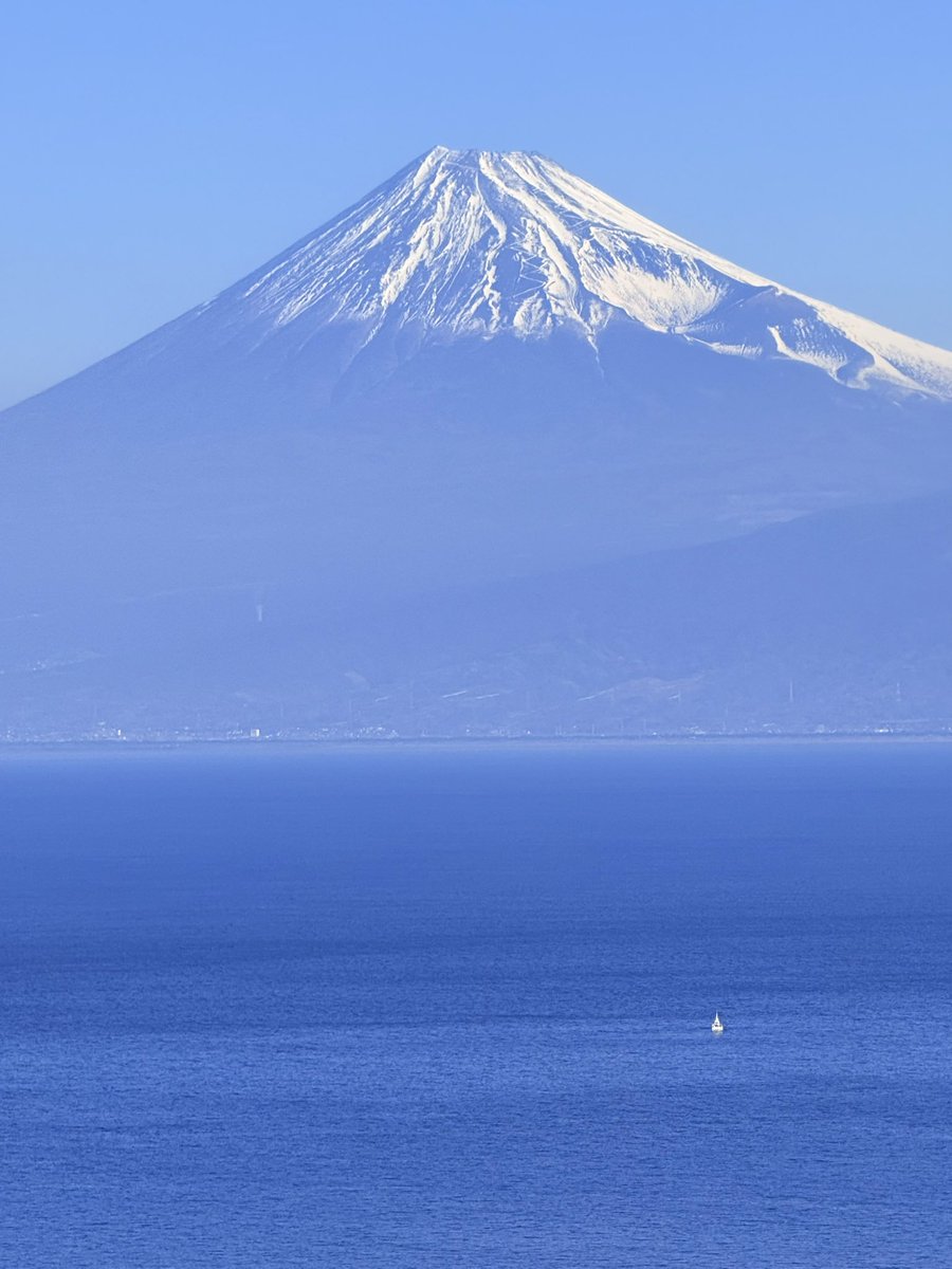 fuji3776m's tweet photo. イマフジです。駿河湾越しの富士山です。綺麗です。

iPhoneにて撮影 https://t.co/i25n34a141