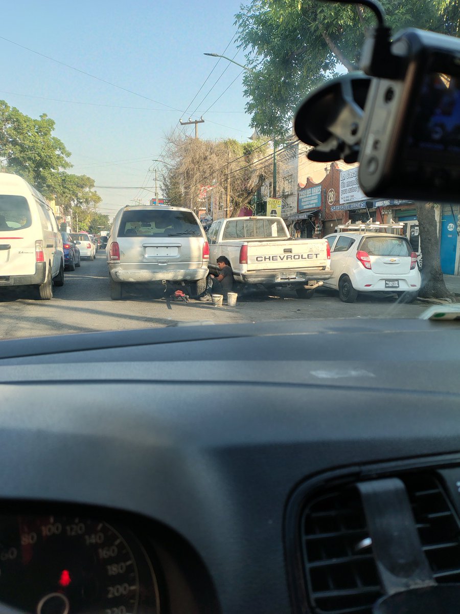 ferchiosan_'s tweet photo. @ClaraBrugadaM @UCS_GCDMX @OVIALCDMX  @LaSEMOVI  la manera más atenta pongan orden en la av Juventino rosas alc Gustavo a madero autos en triple fila, parece q no tenemos autoridades viales. Solo un carril para pasar. https://t.co/GnF5yiOFfM