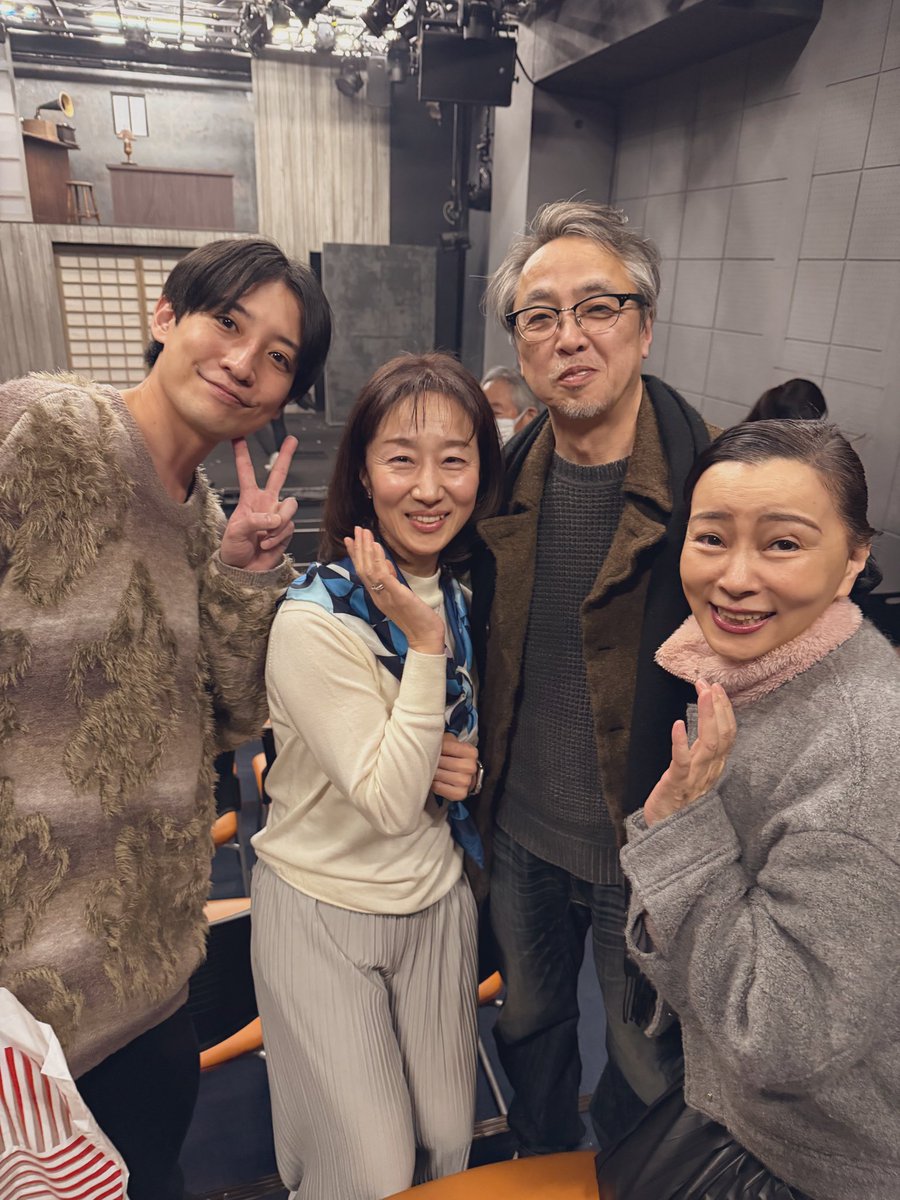 共同主催の石井麗子が『#人間失格』を観に来てくれた日に、次回『#おやじの瓢箪』の出演者で写真を撮りました。

石井はもちろん、
寺十さんとも15年くらいかしら。長い付き合いになってきました。

陳内さんともいいご縁で長いお付き合いになるといいなーと思ってます。
