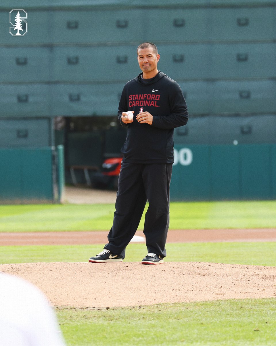 StanfordBSB's tweet photo. Great having @TheRealJGuts back on The Farm for the Home Opener!

#GoStanford x #StanfordMLB x #StanfordBSBPros https://t.co/Rlhs71wmlS