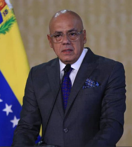 TheDebriefing17's tweet image. 🤔 #Hmmm They keep telling us it’s “Maduro”… but why blur the face? @AFANGChief 
You don’t blur a face unless you’re trying to signal something.
The more I look at this, the more it feels like an intel breadcrumb: the label says Maduro  the face says someone else.
And the most