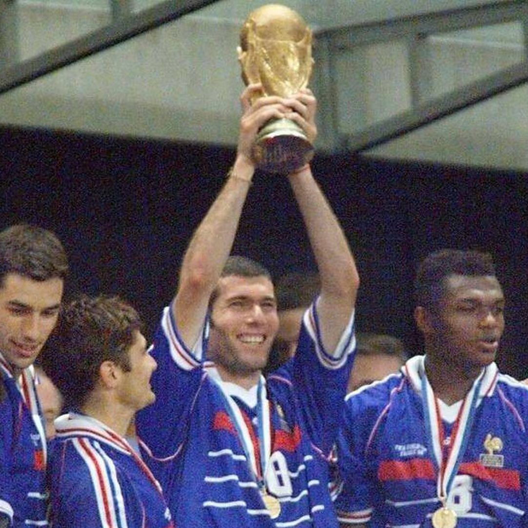 🚨⚽️ ALERTE !!

ZINEDINE ZIDANE SERA LE NOUVEL ENTRAÎNEUR DES BLEUS APRÈS LA COUPE DU MONDE 🤯🇫🇷

UN ACCORD VERBAL A ÉTÉ TROUVÉ !!

(Via. <a href="/FabrizioRomano/">Fabrizio Romano</a>)