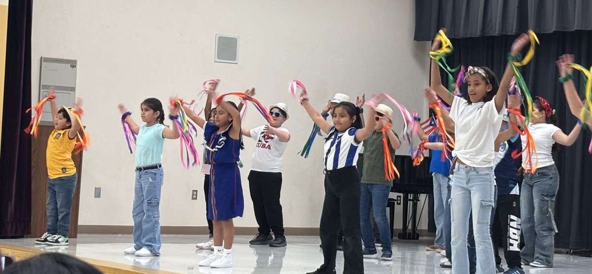 BelvedereBees's tweet photo. 🌎 Our Dual Language Night was a success and we are still beaming with pride! 💖

Together, we are building a stronger, bilingual future! 🎓

Thank you sponsors: 
🍕 Ninito Pizzeria
🌮 Tacos Al Carbon
🥐 Vicky Bakery Royal Palm Beach
🍦 La Michoacana
🌸Dayi's Blossoms https://t.co/OkqrH5t4Gz