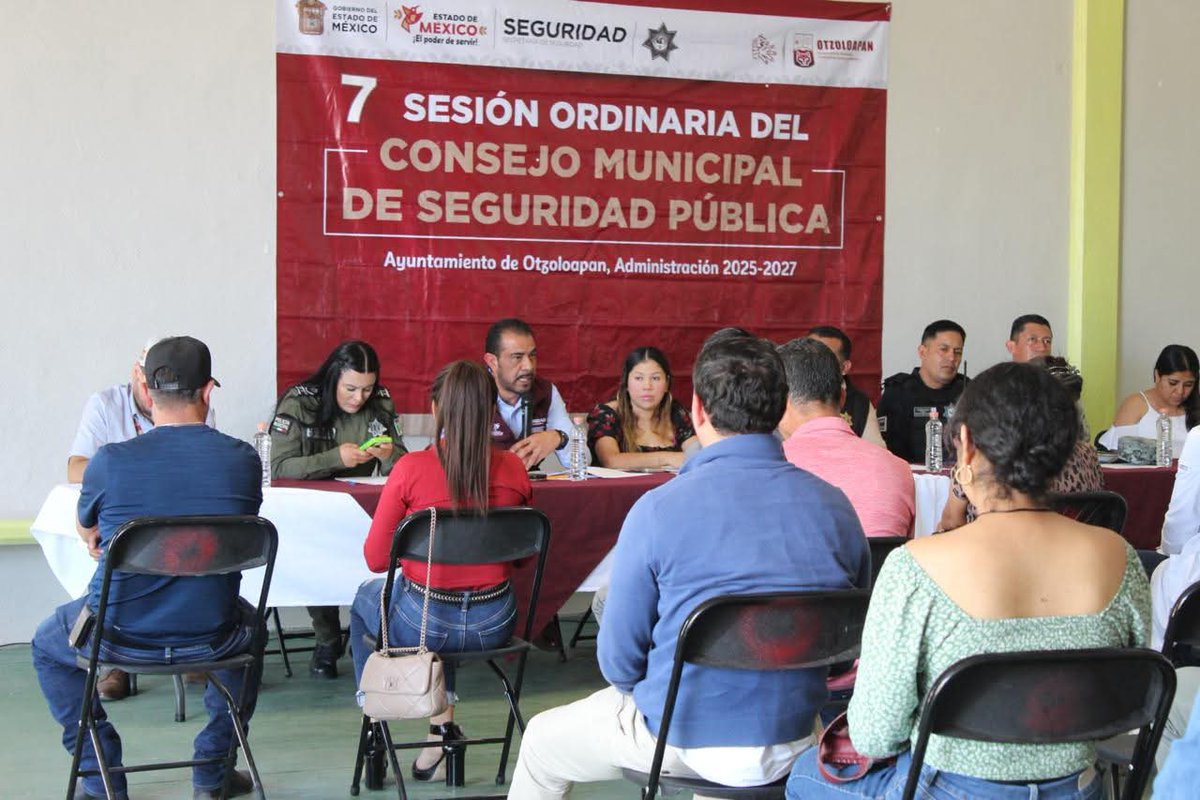 SecretariadoGEM's tweet photo. Se llevó a cabo la Séptima Sesión Ordinaria del Consejo Municipal de Seguridad Pública de Otzoloapan, en las instalaciones de la Casa de Cultura, presidida por la Esmeralda Cabrera Rodríguez, Presidenta Municipal y del Consejo.

En la sesión estuvieron presentes la Encargada de la Dirección de Seguridad Pública Municipal, el Secretario Técnico del Consejo Municipal de Seguridad Pública, autoridades municipales, representantes de la Guardia Nacional, Secretaría de Seguridad del Estado de México, Secretaría General de Gobierno y autoridades auxiliares.

Temas relevantes:
▪️ Lectura y estatus de los acuerdos de la sesión anterior
▪️ Informe de actividades por parte de la Dirección de Seguridad Pública Municipal
▪️ Continuidad de recorridos y operativos de seguridad por parte de la Secretaría de Seguridad
▪️ Seguimiento a recursos FASP y FOFISP
▪️ Avances en la Comisión de Servicio Profesional de Carrera