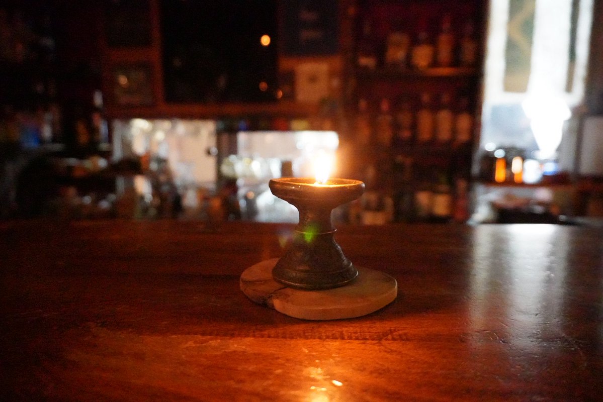 インドの古い燈明台、灯芯と油を入れて、灯すひと手間がとてもいい感じ