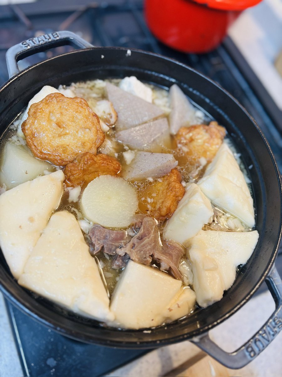 好きではないんですよ、おでん🍢

自分でレシピ考案するまで
食べたくない料理ナンバーワンでした

理由は甘すぎる出汁と練り物と煮込んだ昆布
(練りもの嫌い

お肉を塊で捌くようになって、掃除するとスジが出るので牛スジを炊くようになってから作ったレシピが自分的にめちゃくちゃ美味しくて、