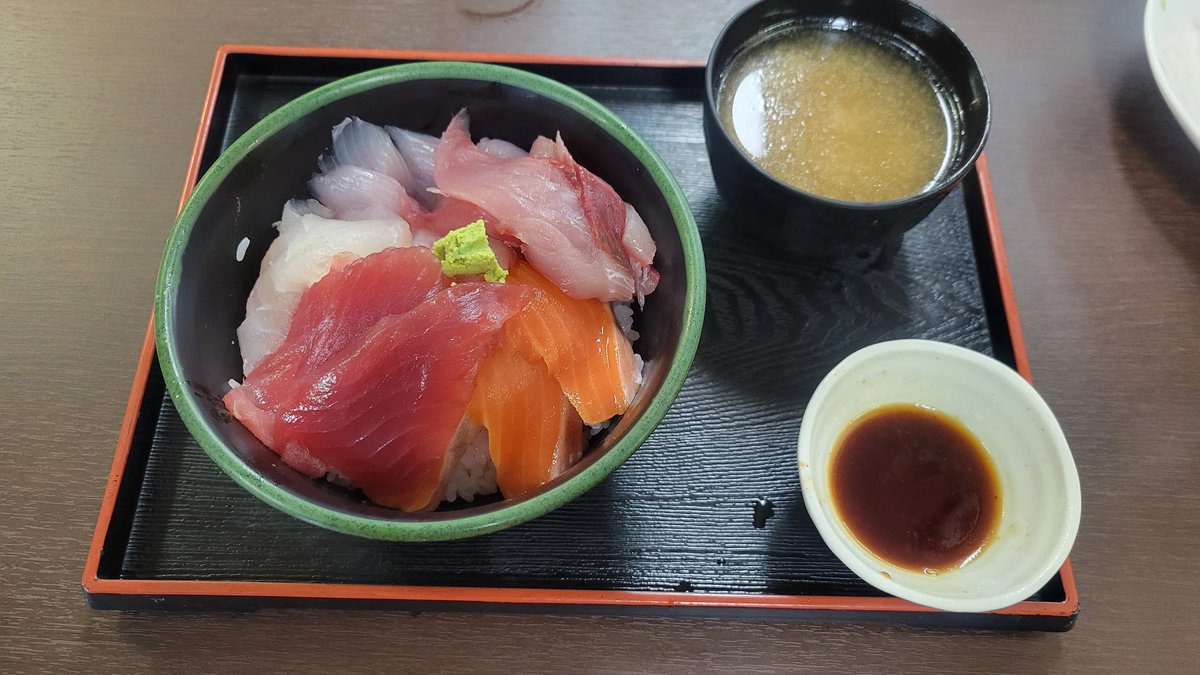 さて、今年も南伊豆に河津桜撮りに行くぞということで、まずは小田原の海鮮ビュッフェほうじょうので昼メシ。刺し身食べ放題で2400円