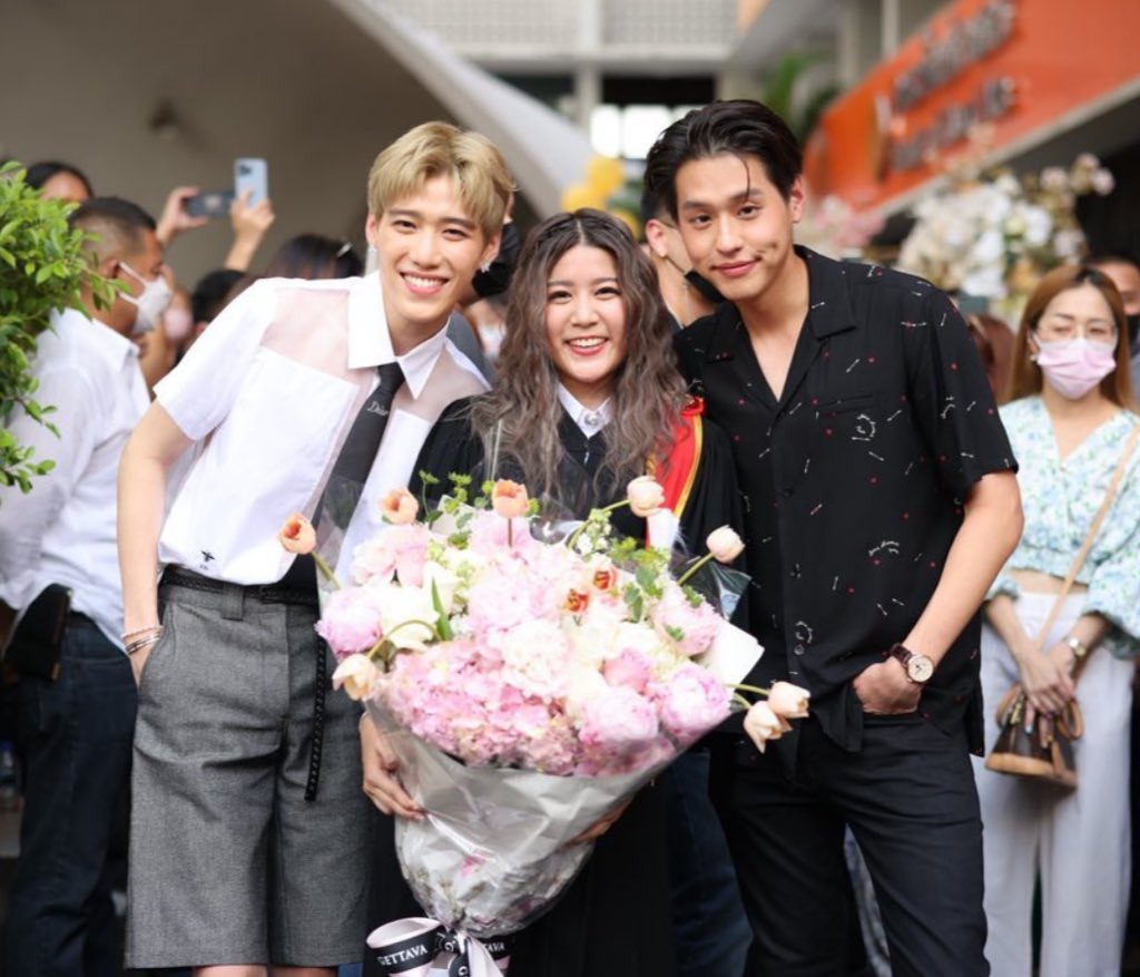 ‘ พี่สาวเขาก็มีแฟน เรื่องแฟนเขาไม่ค่อยบอกหนู แต่เรื่องแฟนหนู หนูบอกเขา ’
/
ใครล่ะ แฟนหนู 🙈
#PPKRITxHorwangSisters