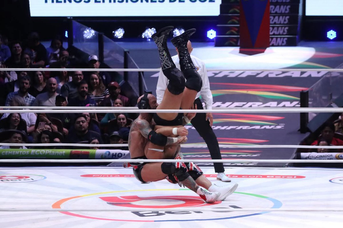 LaTijeraLucha's tweet image. Pedazo de luchita 🔥
Tremenda y espectacular, batalla en la #ArenaMexico de calidad mayúscula❗️
El campeón internacional #JoshAlexander retiene su título canadiense MLP ante el mexicano #Esfinge,quien estuvo muy cerca de coronarse, sin embargo, el poder del extranjero...