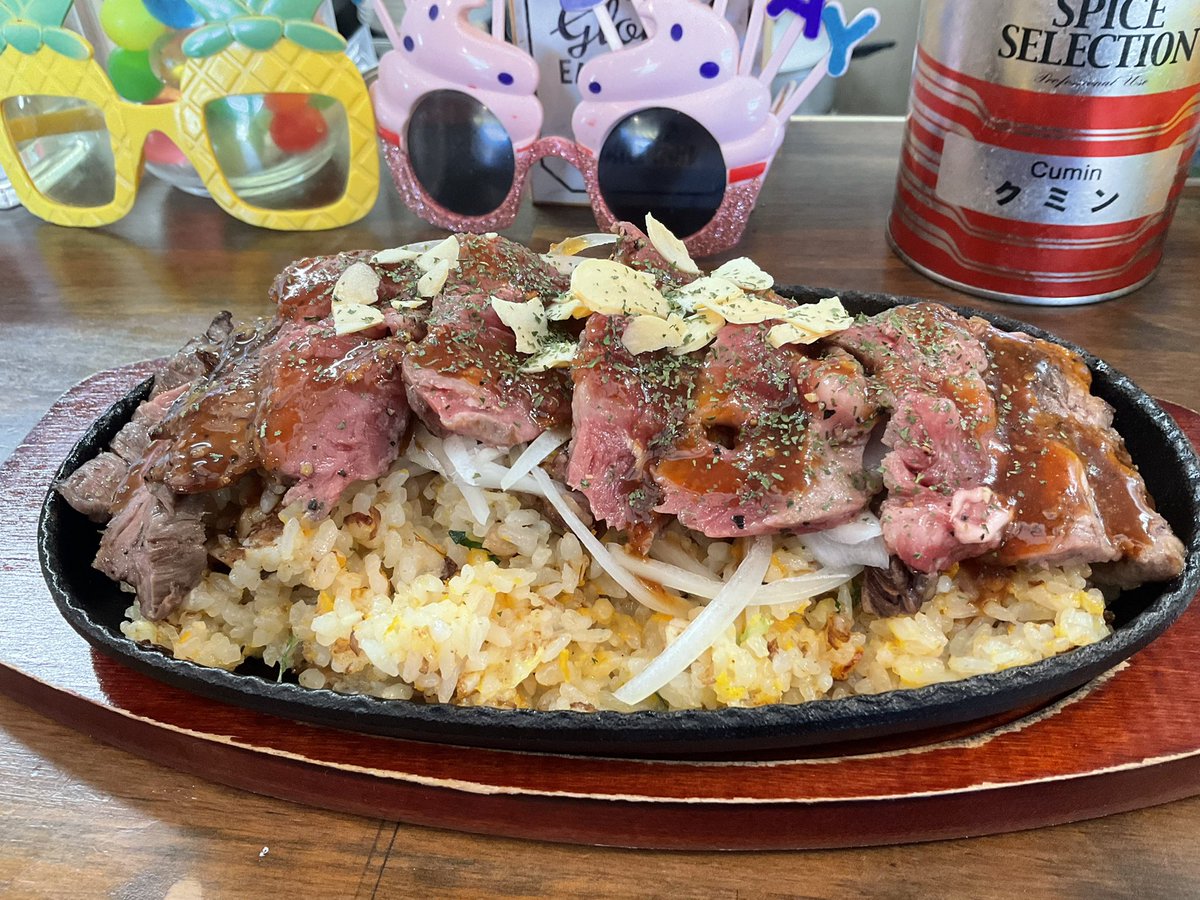 遅ればせながら話題のメニューをいただきに…🥩 満腹になりすぎてもう何
