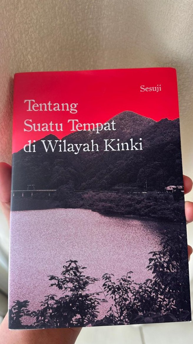 Buku ini sangat seram. Namun bagiku tidak ada yang lebih menyeramkan daripada ditinggal Manda.

Sudah selesai kubaca, sekarang akan kuceritakan padamu isinya. Agar kau tak perlu merasakan apa yang aku rasa.

Thread ini mengandung spoiler‼️