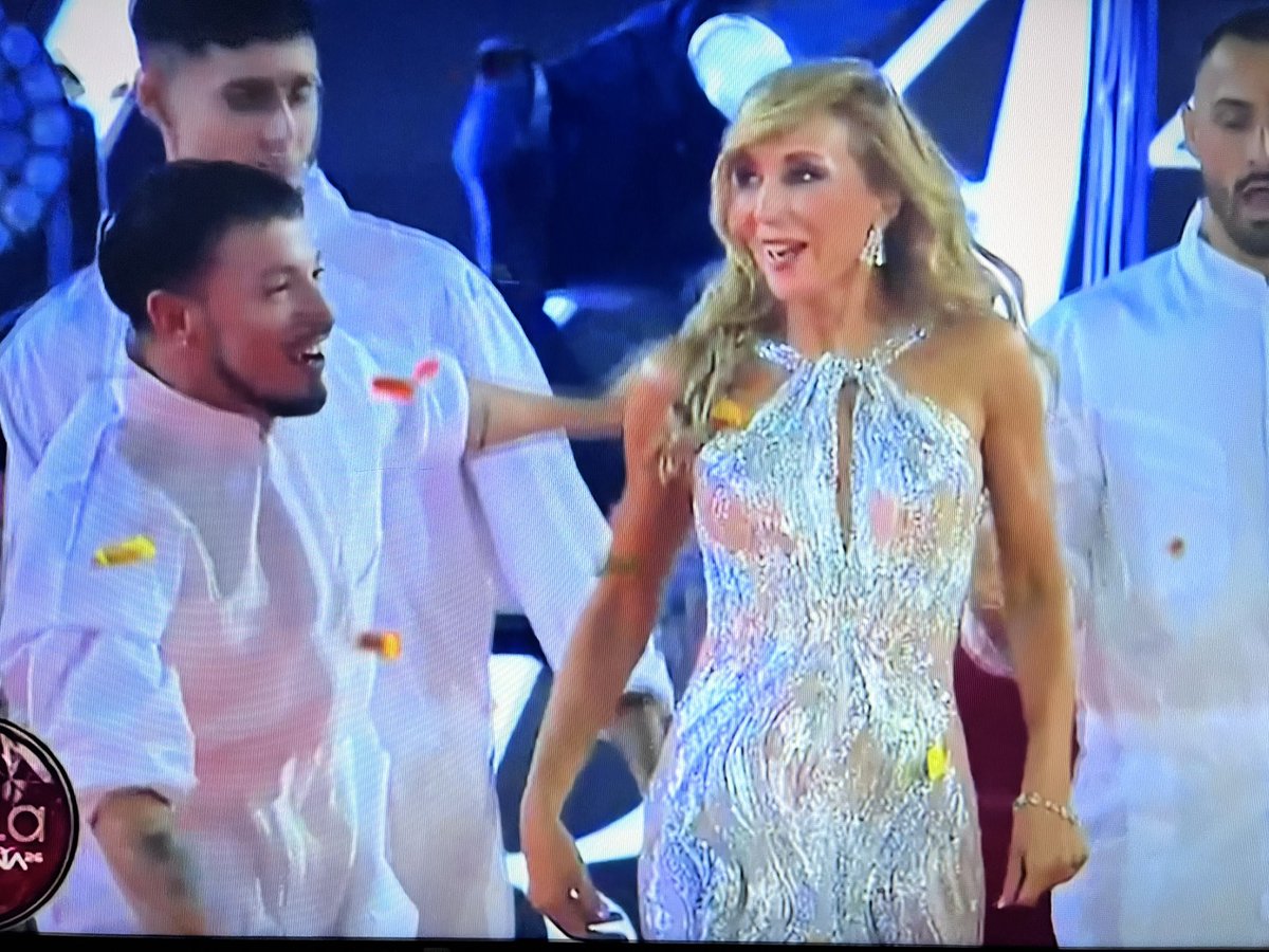 La Karen está con un cuerpazo el vestido es lindo pero ese jopo hijapordio, le bajó todo el look, de moderna o ochentera en un brushing 🫤

 #GalaViña2026