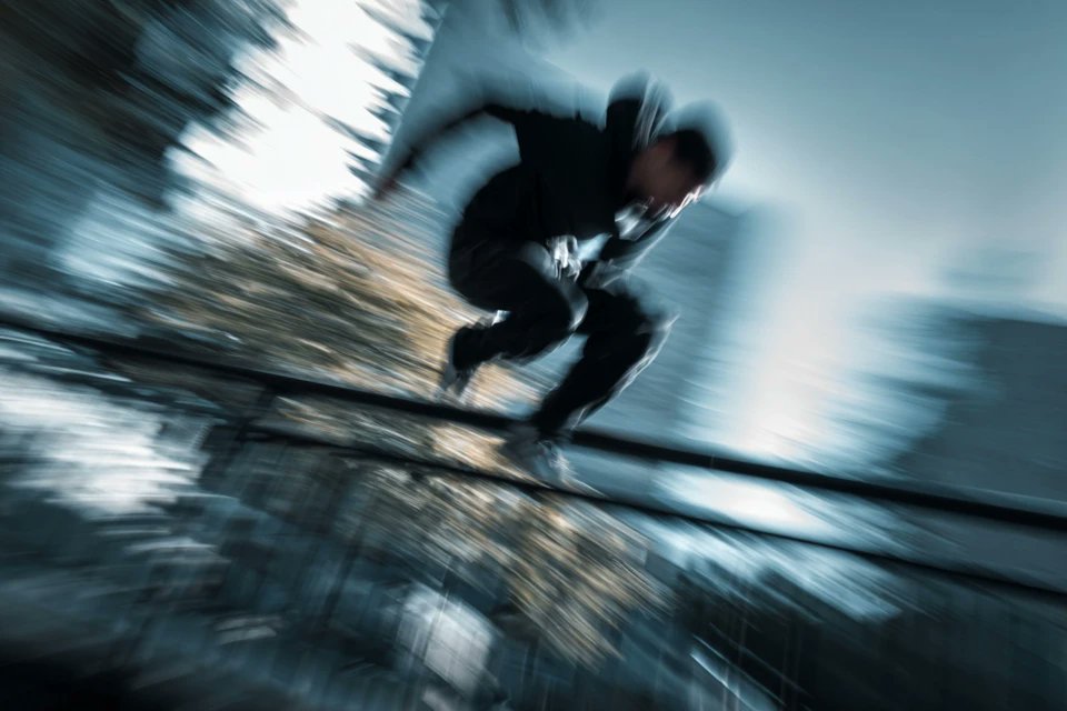 Prompt 分享：模糊剪影（Blurred Silhouette）

💬 提示词（Prompt）：
一个正在运动中的 [主体] 模糊剪影，穿着 [颜色] 的运动服，使用 慢速快门 拍摄，形成强烈的动态拖影效果。
整体为 高对比度、极简构图，画面中 不出现任何 Logo 或文字。
背景保持 中性、干净，风格偏 抽象、有能量感。