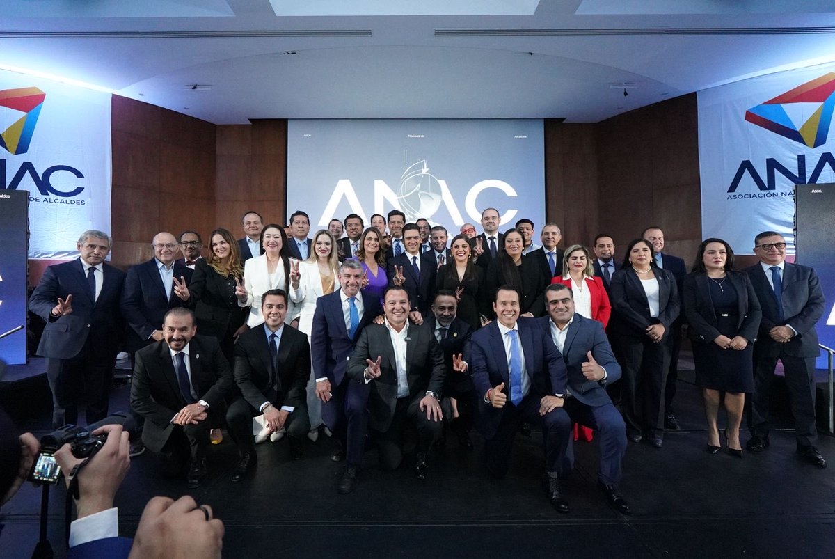 Qué gusto reunirme con las y los alcaldes de <a href="/ANACmx_/">Asoc. Nal de Alcaldes</a>, mujeres y hombres de <a href="/AccionNacional/">Acción Nacional</a> que todos los días gobiernan con carácter, responsabilidad y resultados para la gente. 🇲🇽

Son liderazgos que demuestran que sí se puede hacer buen gobierno cuando hay orden, visión y