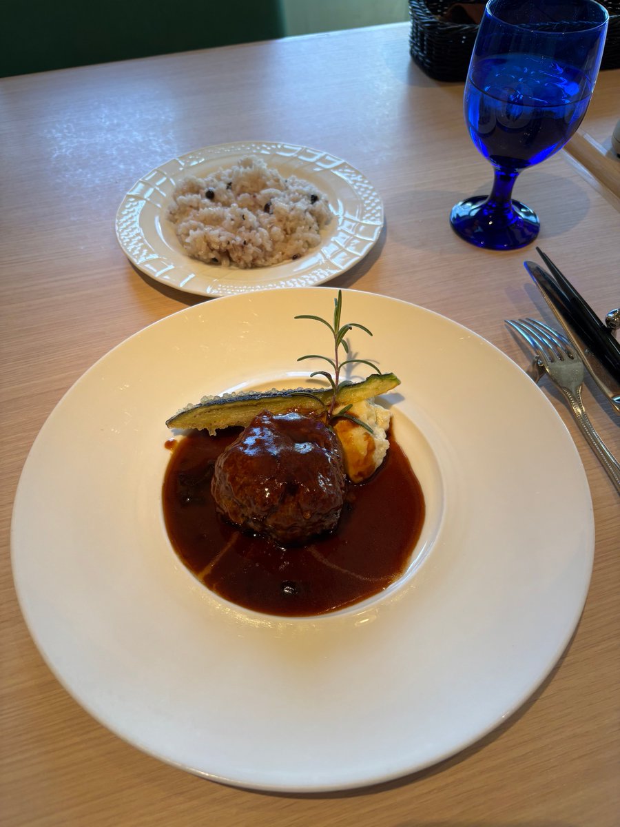 HiroN456's tweet photo. 久し振りにみどり市でランチ
「LaPorte」丘の上の欧風建物、桐生市との境
☆ランチセット、ふわふわ食感キッシュ、ふっくらジューシー牛肉ハンバーグ
デミグラソースがとろける
☆本日のデザートも目と口で楽しめる😊 https://t.co/UiN0vRSwWi