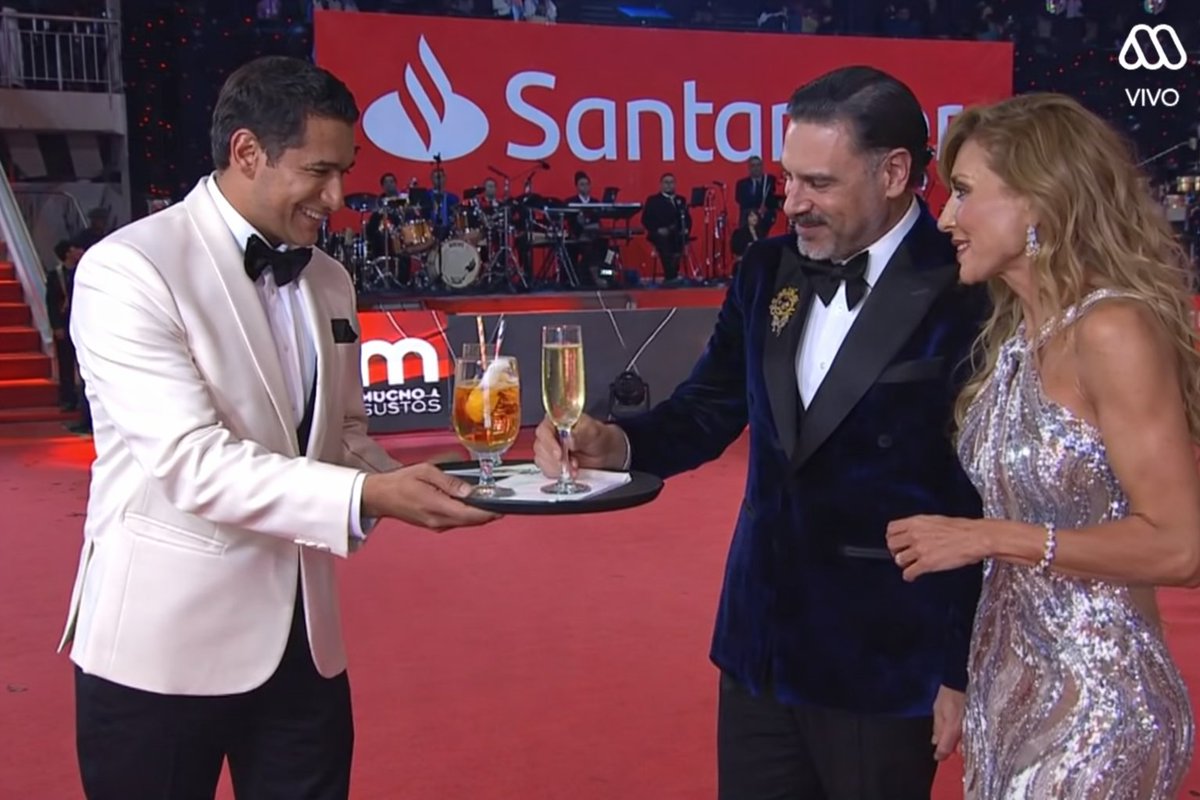 Rafa Araneda hoy estaba hoy sirviendo tragos en la #GalaViña2026 #Gala2026
