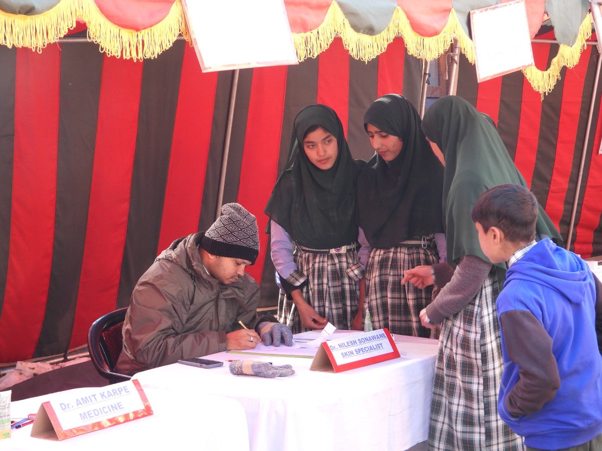 kupwarasentinel's tweet photo. Machhal Medical Camp 2025 witnessed #ChinarCorps bringing multi-speciality healthcare to the remote valley near the LoC, offering free consultations, treatment & essential medicines to the locals. Eminent civilian specialists across 11 disciplines ensured quality medical support, while a dedicated wellness session empowered women and IR therapy lights were distributed to elders.

An initiative reflecting compassion, care & the enduring bond between the Army & Awaam. 🇮🇳

#IndianArmy 
#ChinarCorps 
#MachhalBowl 
#HumanityFirst