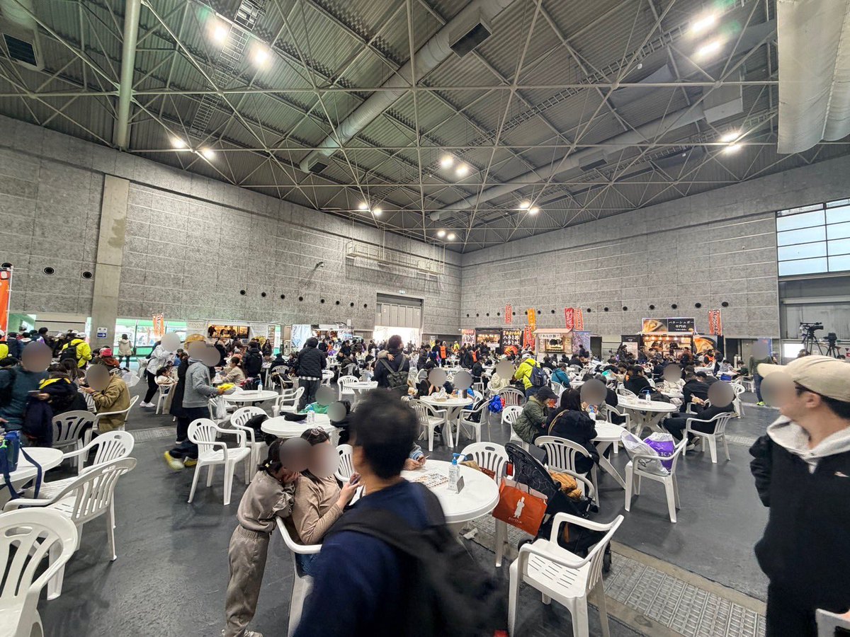 ／
　インテックス大阪1号館
　うまいもん市場も
　たくさんの方にお楽しみ頂いてます🔥
＼
うまいもん市場の横にある、OSAKAええやんステージでは、世界のマラソンの様子が楽しめる「世界のマラソン探訪ステージ」実施中✨
#大阪マラソン2026
#大阪マラソンEXPO2026