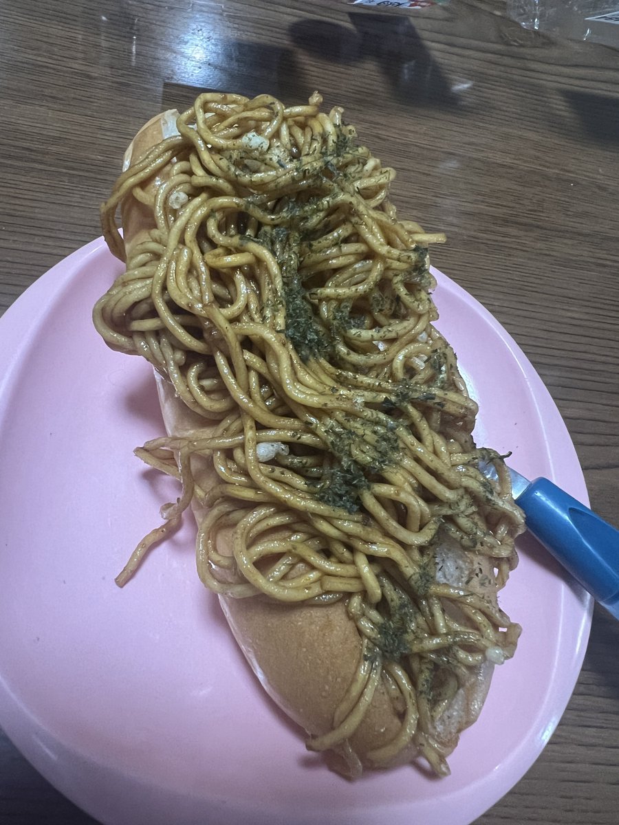 娘様に十三騎兵防衛圏をおすすめしてプレイしてるの見てたら焼きそばパンが食べたくなりUFO爆盛りバーレルで家族でシェアして作る。