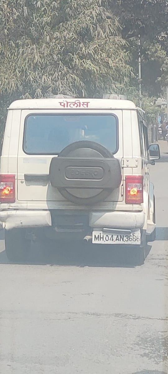 NileshBorude15's tweet photo. प्रत्येक वाहतूक पोलीसाला दररोज 15 ते 25 पावत्यांचं टार्गेट देणारे पुणे पोलिस आयुक्त साहेब! 

सर्वसामान्य पुणेकरांकडून वसुली करताना कायदे दाखवले जातात. अगदी मोटार वाहन कायद्यात आहे नाही तेवढी कलम लावून हजारोंचा दंड केला जातो. 

ही गाडी पुणे पोलीस आयुक्त म्हणजे तुमच्याच नावावर आहे. जबाबदार अधिकारी म्हणून अगोदर स्वतःचा कारभार नियमात ठेवणे ही आपली प्राथमिक जबाबदारी आहे. कारण आपण जनतेला नियम दाखवत असतो. 

या गाडीचा इन्शुरन्स 2024 मध्ये संपलेला आहे. नंबर प्लेट अस्पष्ट आहे. आकड्यांची खाडाखोड झालेली आहे. मोटार वाहन कायद्यानुसार विविध कलमान्वये या गोष्टी दंडणीय अपराध आहेत. 

आरटीओ आणि वाहतूक पोलीस यांनी तातडीने या गाडीवर विहित कलमान्वये कारवाई करून त्याच्या पावत्या जाहीरपणे येथे शेअर कराव्यात. जनतेला ही कळायला हवं कायदा सर्वांना समान असतो. Waiting.....
@CPPuneCity @PuneCityPolice @PuneCityTraffic @RtoPune @DGPMaharashtra @Dev_Fadnavis @CMOMaharashtra