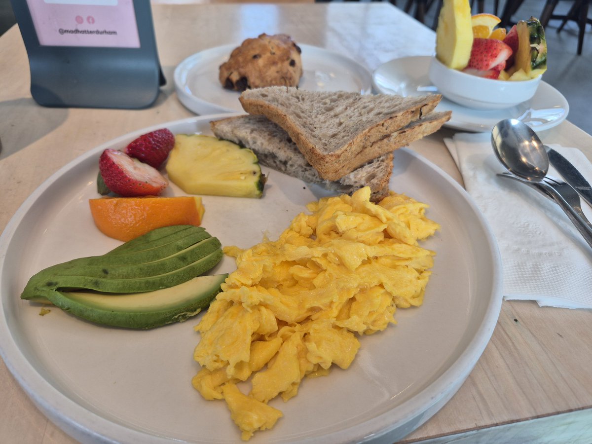 It's a good day when my a doktorvater pays for my lunch AND tells me that I genuinely am making good progress since DAMN sometimes I get too laser focused and fret too much and forget the big picture of "oh hey, I'm making progress actually for research"