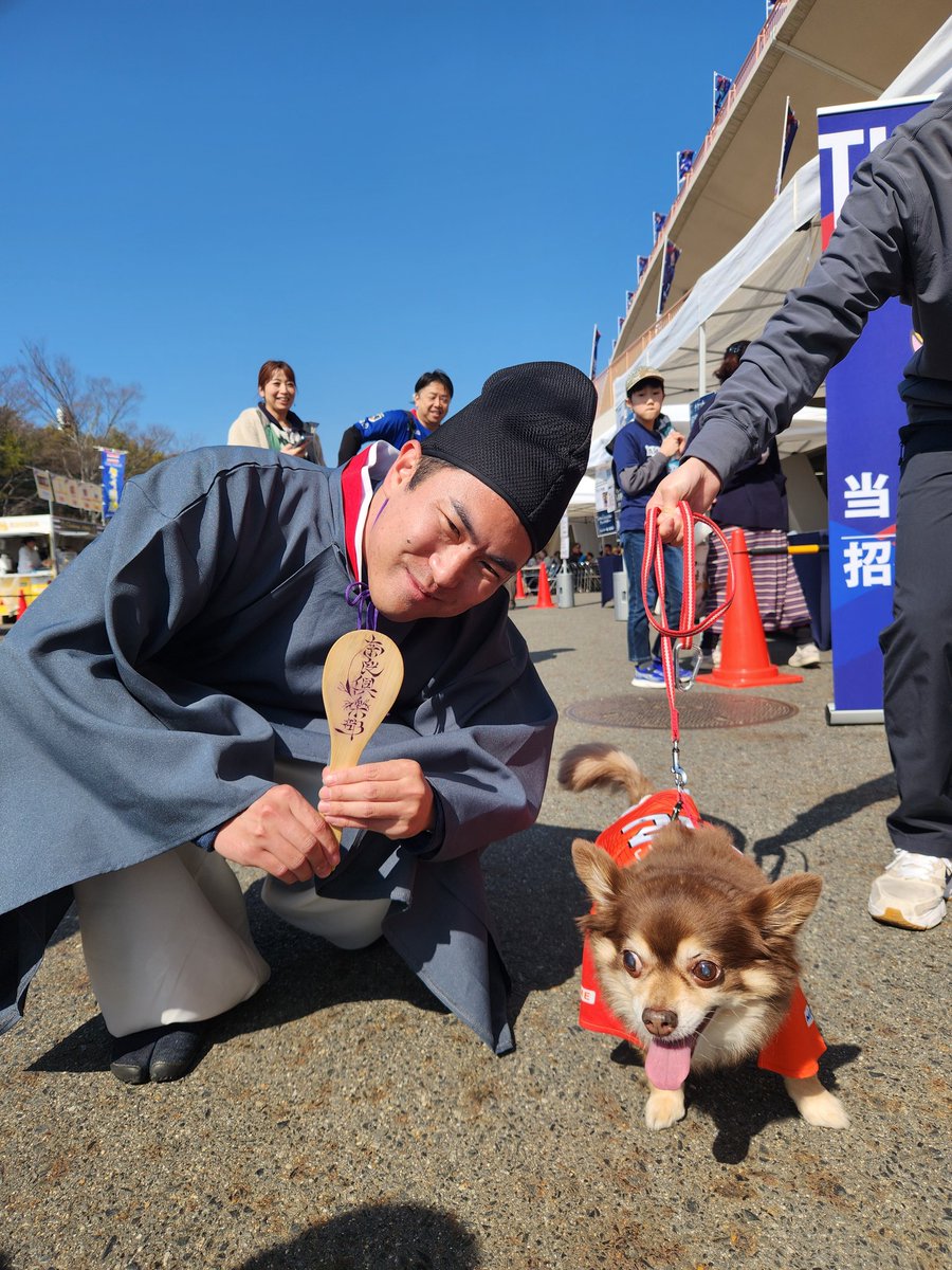 tozama_hentai's tweet photo. コジちゃん、誠に感謝申し上げる🙇
愛媛サポのワンちゃんと
ツーショットじゃ🐶 https://t.co/VdeymEqmVj
