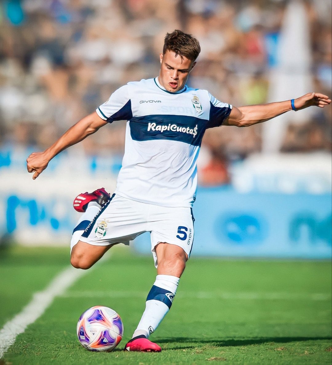 Miramon juega DE CINCO. Gimnasia lo vio brillar en esa posición en 2023, en el Lille lo intentaron poner de interno y no rindió, en Boca lo mismo.

Córtenla con el capricho de Max, le está ocupando el lugar al mejor jugador de nuestro plantel.

#CGE #GELP