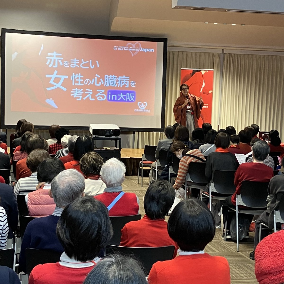 omron_hc_pr's tweet photo. セミナーがスタートしました。300名を超えるみなさんが登録されていて、会場は赤色をまとった方々で超満員です。
@GoRedforWomenJP https://t.co/BMasuqmwLk