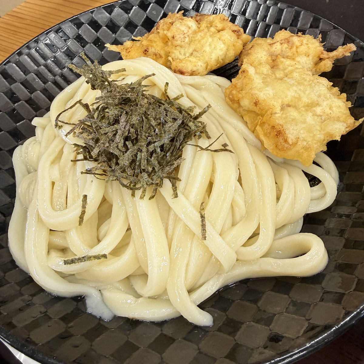 うどーん(笑)
仕事終わってから仁尾のこばやで鶏天ざる！
天気がええけん思わず冷たいん🤣
麺の断面変わってから初めてざる食べたけど汁もよく絡んで美味いです👍
冷たい麺は強力ハードグミの如く啜り応えバリバリやで🤣