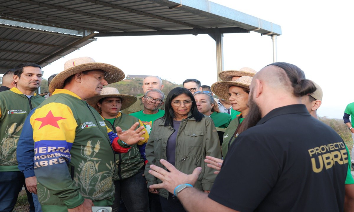 a11andrea's tweet photo. Gobierno Bolivariano honra a Zamora con la entrega de 160 mil hectáreas al pueblo

En un acto de profunda significación histórica y compromiso productivo, la presidenta encargada de la República Bolivariana de Venezuela, Delcy Rodríguez, encabezó la entrega de instrumentos agrarios que garantizan la regularización de más de 160 mil hectáreas para el pueblo productor en todo el territorio nacional.
