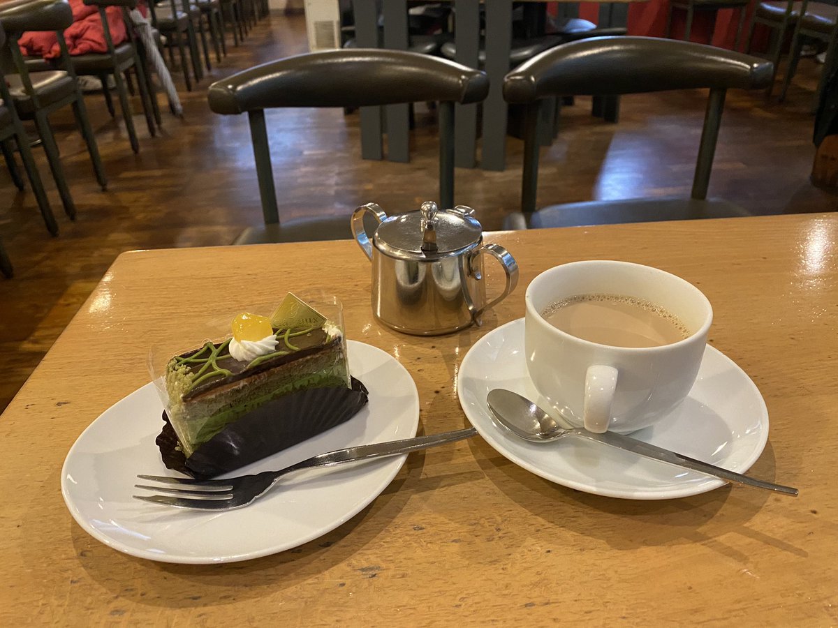 FolivoraSloth's tweet photo. 昨日閉店されると知って三ノ宮のボントンへ
隣のレコード屋さん（りずむぼっくす）にはよく行っていたのに寄った事が一度も無かったのが不思議
ケーキは残り1種類だったけど、面接してる人が居たり最終日も日常の風景でした https://t.co/iVrg5Kztn4