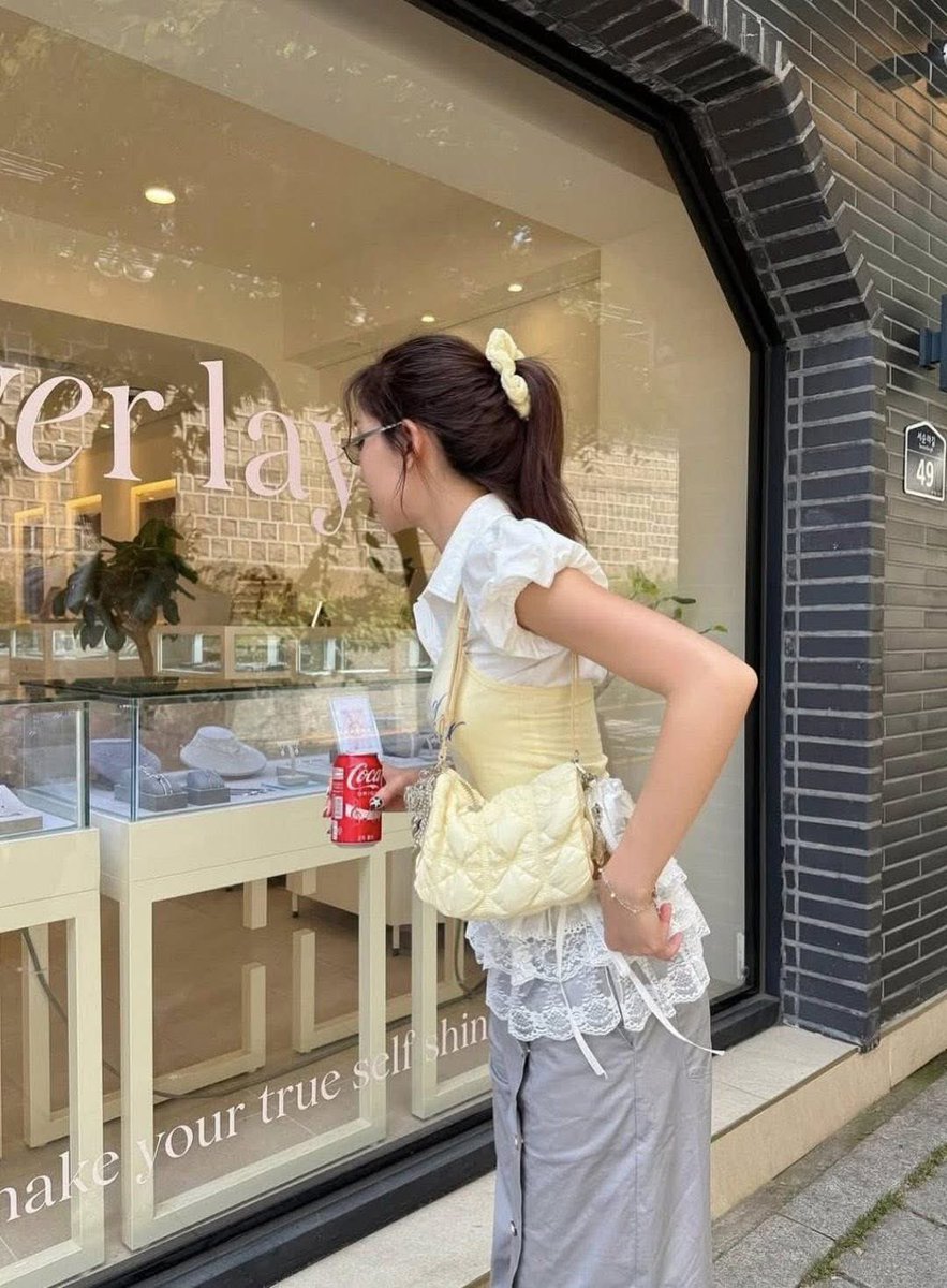 New! Carlyn Kira Sale40% ✨🩵
〰️ ลดเหลือใบละ 1290฿ 〰️

งานควิลท์นุ่มฟู ใบเล็กแต่จุของได้จริง 🤍
มีครบทั้งโทนสุภาพ โทนหวาน ไปจนถึงโทนเข้มแมทช์ง่าย สะพายไหล่ก็ได้ คล้องแขนก็น่ารัก ใส่ลุคไหนก็ละมุนขึ้นทันที ~

✳️ CF สี &amp; จำนวนได้เลยค้า มัดจำด้วยใจ ของถึงไทยค่อยชำระนะค้า ⛔️