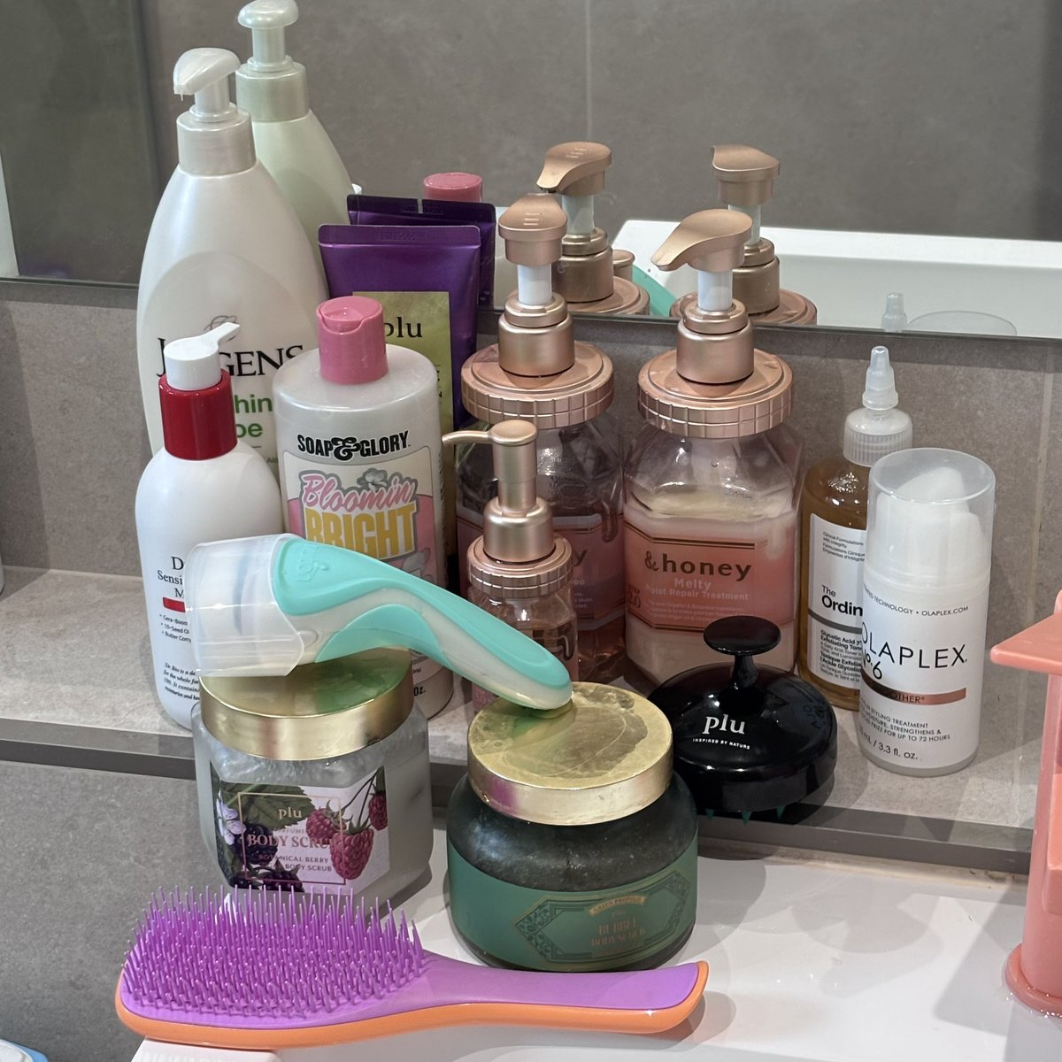 แปะไอเทมตัวหอมนุ่มลื่นเนียนแบบสุดๆ ทั้งผมทั้งตัวเลยงับ เป็นตัวที่เราใช้บ่อย ใช้แล้วชอบทุกตัวเลย 🧼🚿⭐️